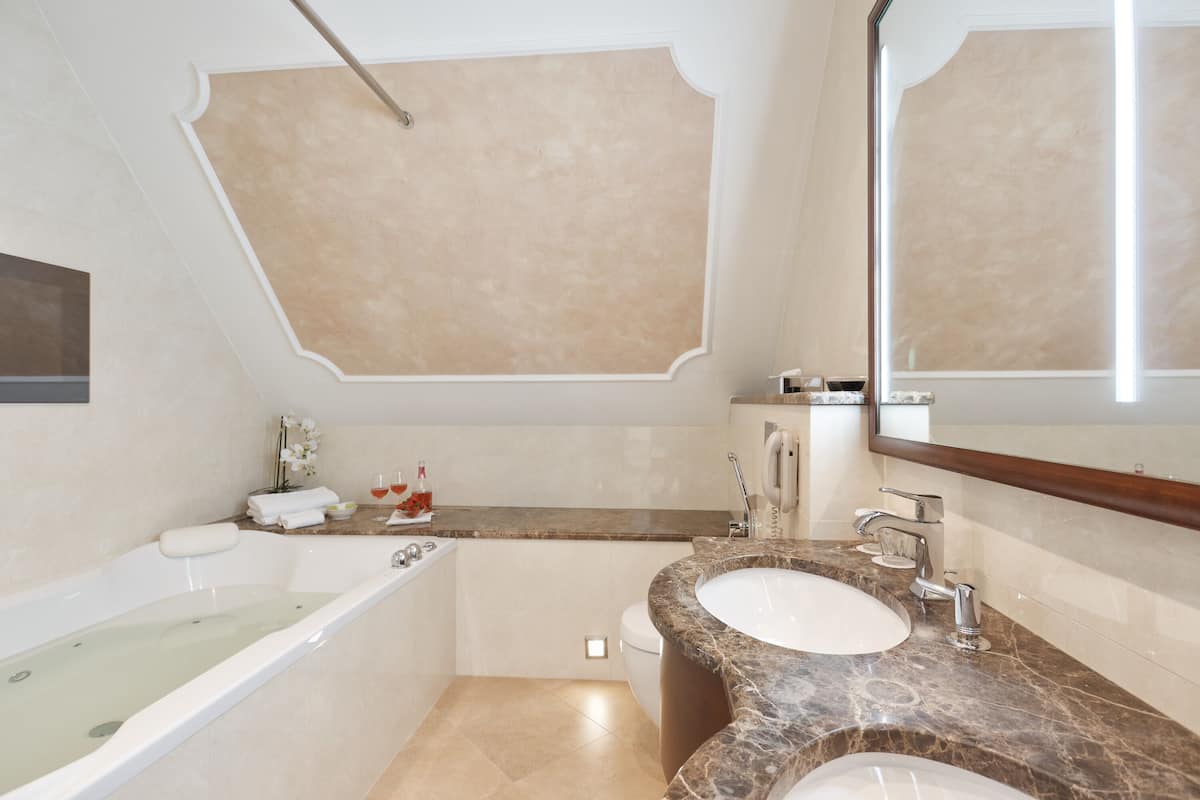 grand suite (air conditioning) | 2 bedrooms, hypo-allergenic bedding, minibar, in-room safe