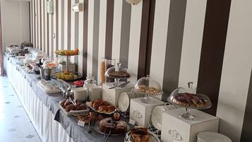 Buffet déjeuner gratuit tous les jours