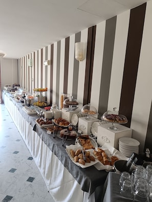 Tägliches inbegriffenes Frühstücksbuffet