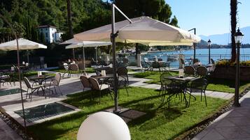 Déjeuner et souper servis sur place, vue sur la plage