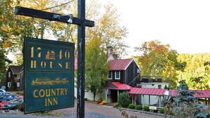 A Country Inn sign with a house icon, indicating a lodging establishment. - Lumberville 1740 House (New Hope)