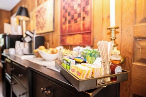 Tägliches inbegriffenes Frühstück zur Selbstbedienung