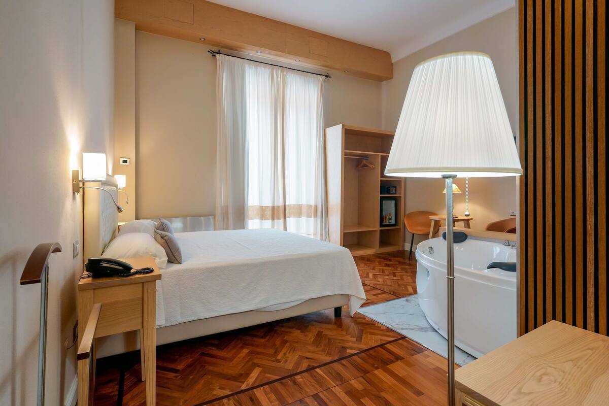 deluxe room with private spa | 2 bedrooms, hypo-allergenic bedding, minibar, in-room safe