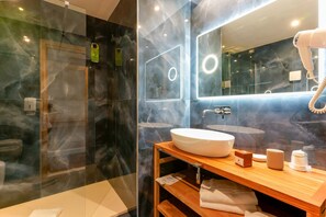 Deluxe Room with Private Spa | Bathroom | Shower, free toiletries, hair dryer, bidet - Hotel Palazzo Pischedda (Bosa)
