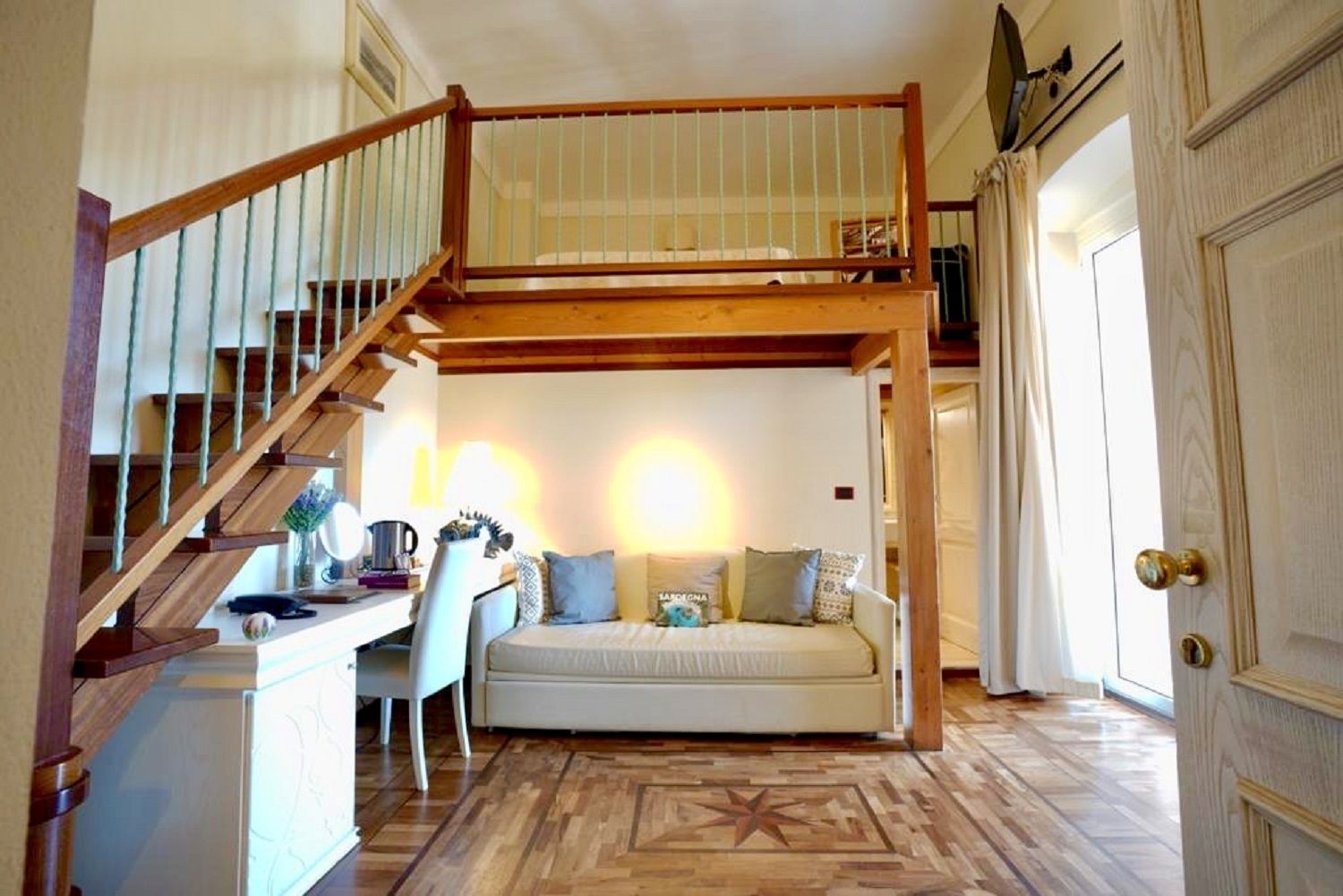 2 bedrooms, hypo-allergenic bedding, minibar, in-room safe