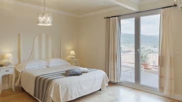 Suite – junior, terrasse | Allergitestet sengetøy, minibar, safe på rommet og skrivebord