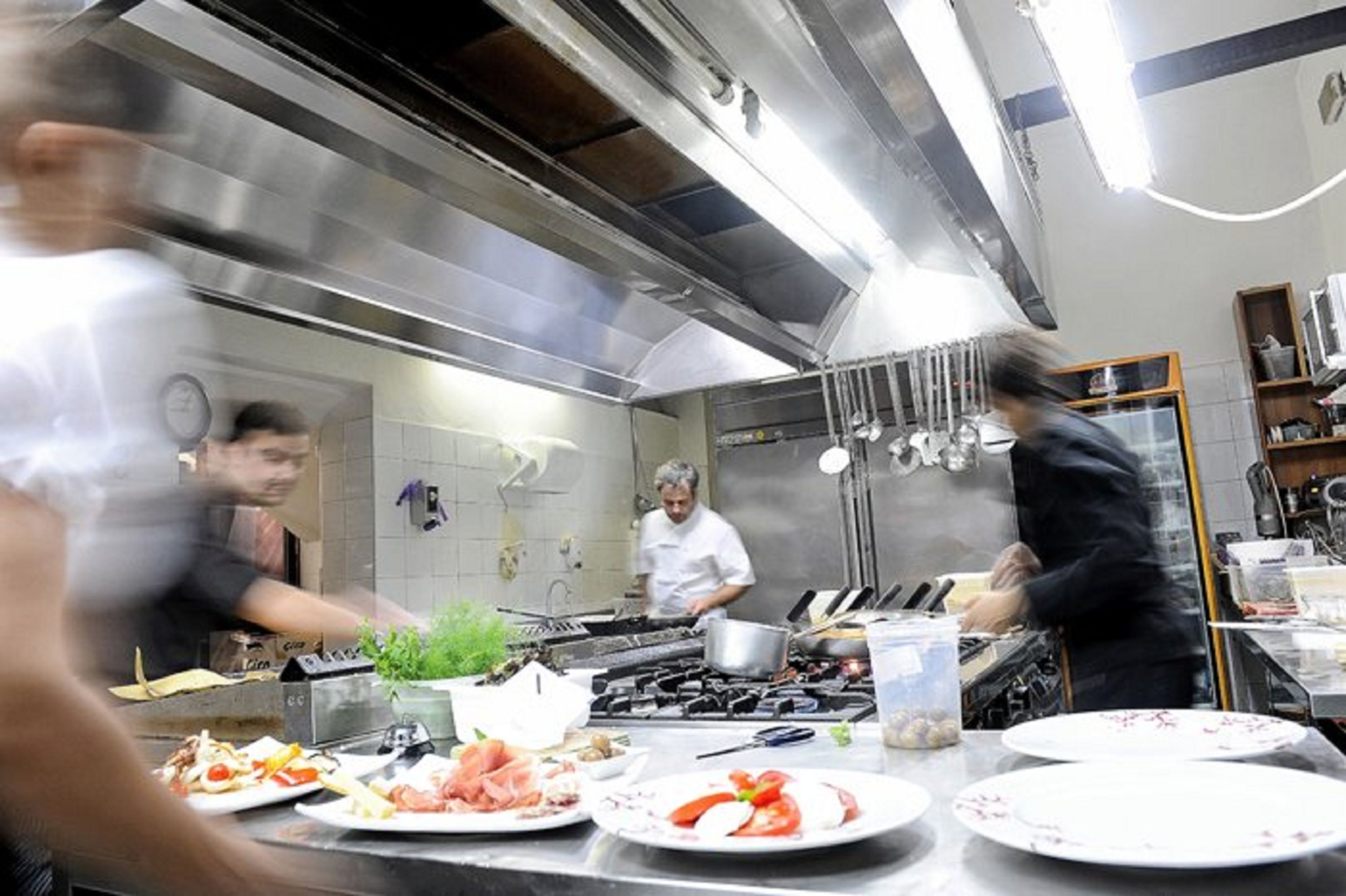 lunch, dinner served; seafood, garden views