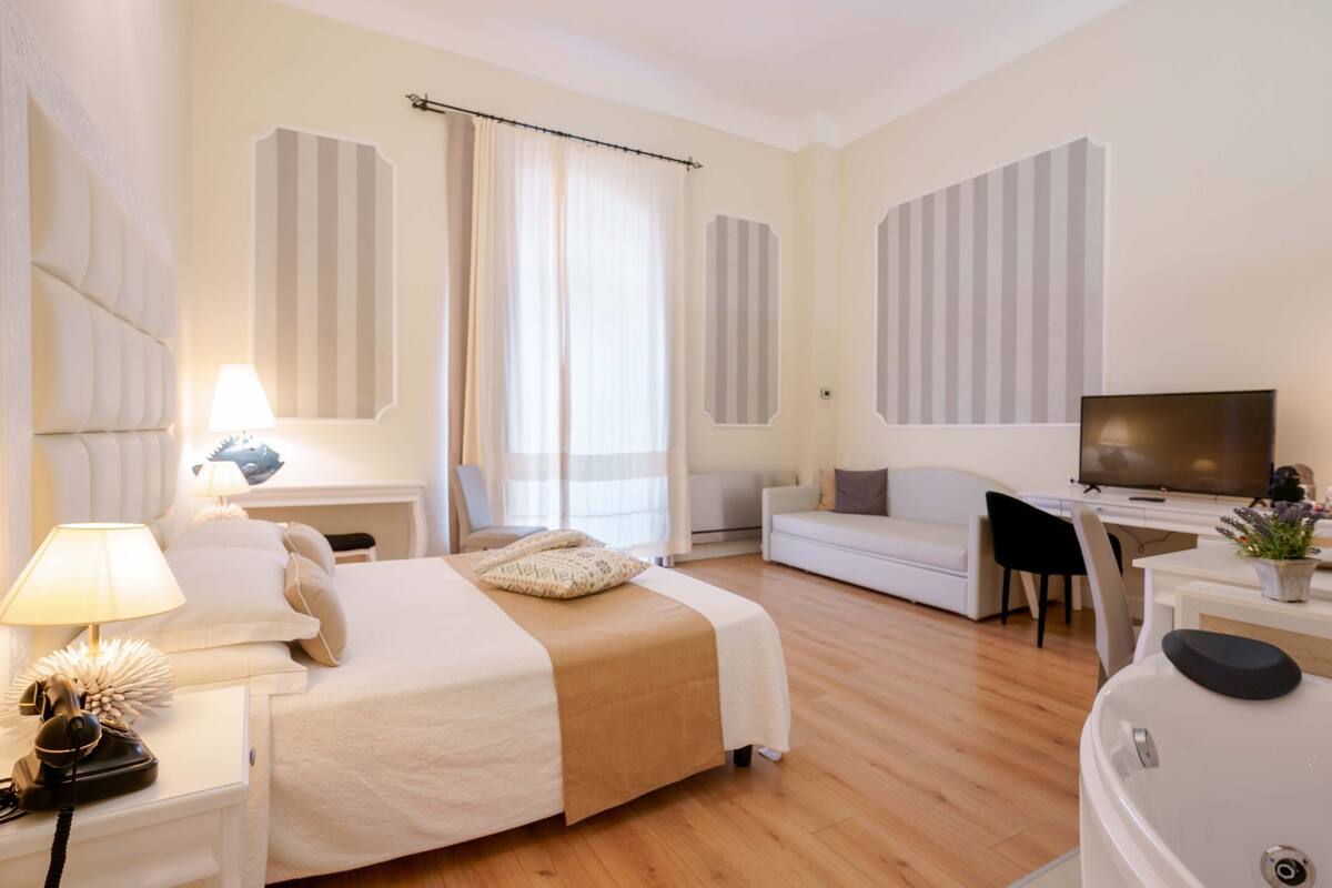 deluxe room with private spa | 2 bedrooms, hypo-allergenic bedding, minibar, in-room safe