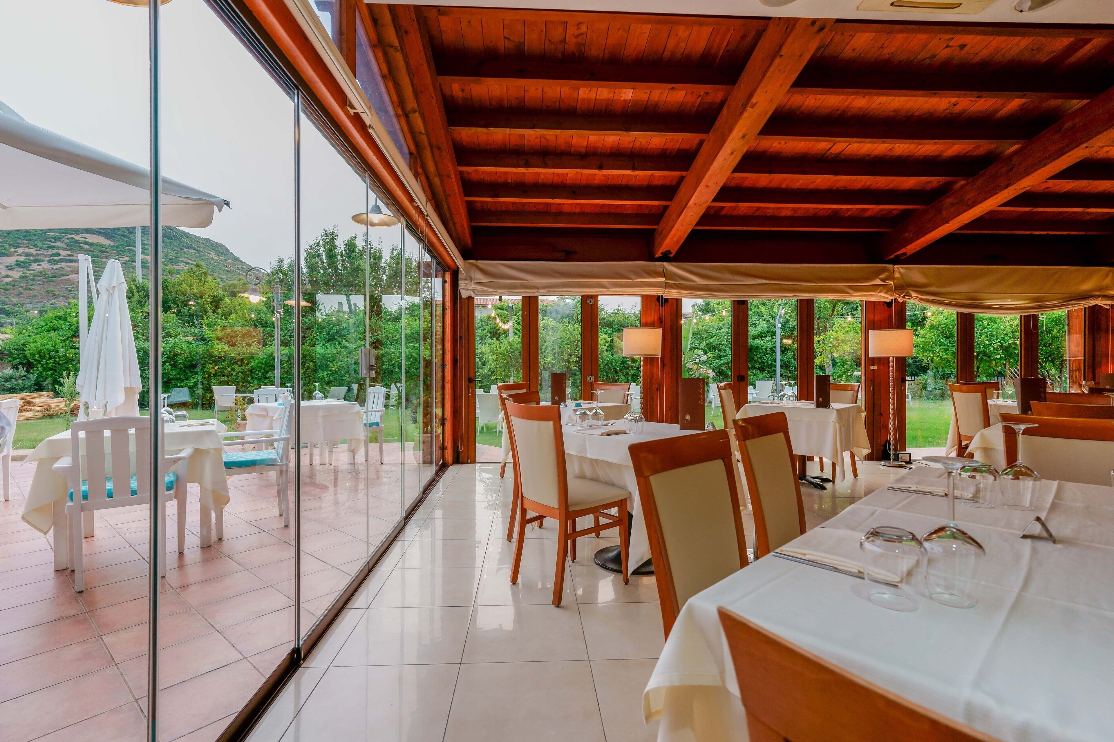 Lunsj og middag serveres, sjømat, utsikt mot hagen 