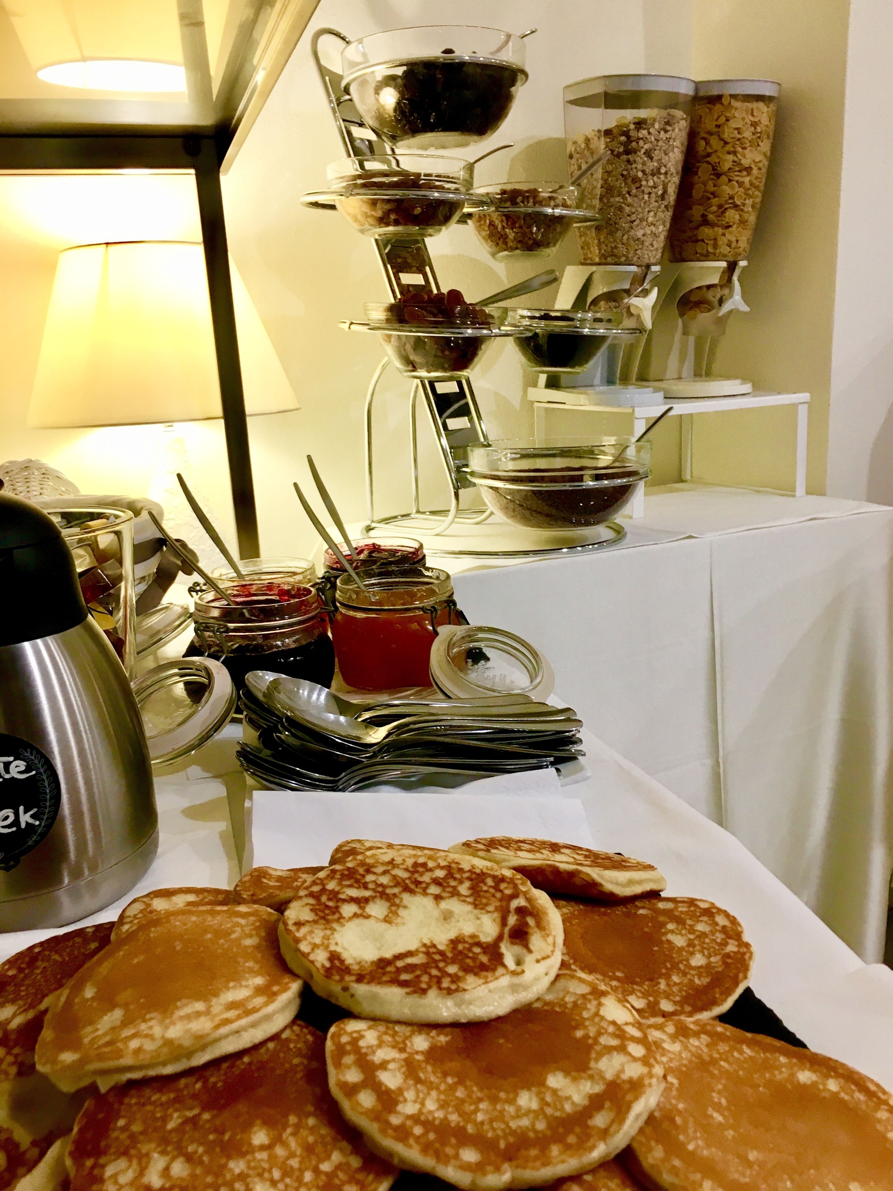 free buffet breakfast