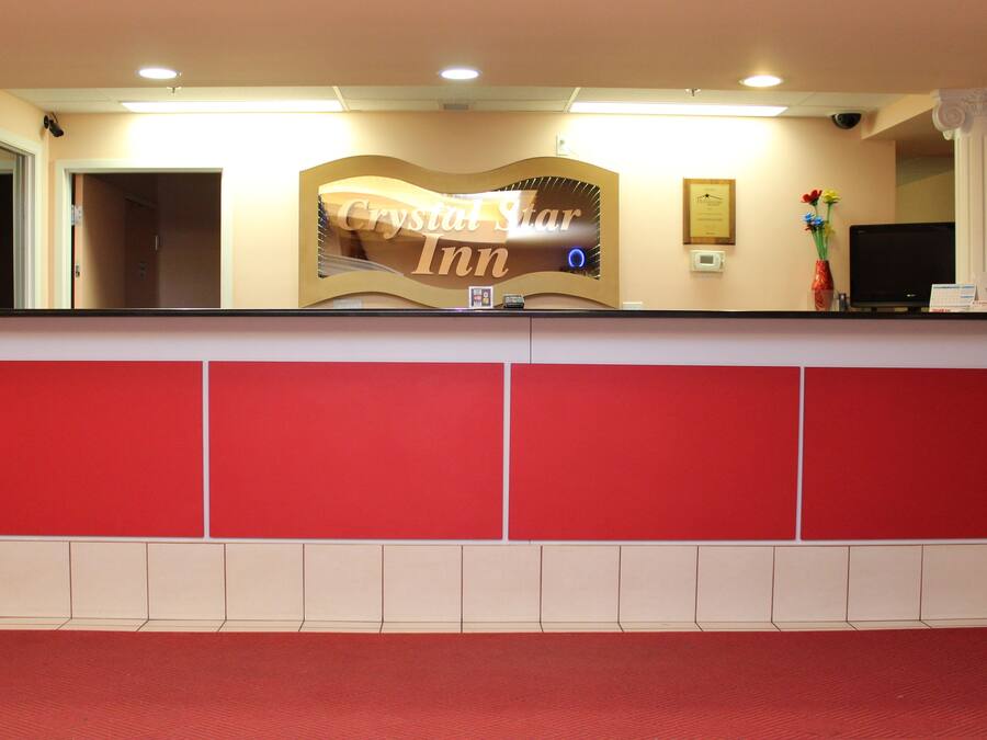 Uma mesa de recepção com uma placa que diz "Crystal Star Inn".