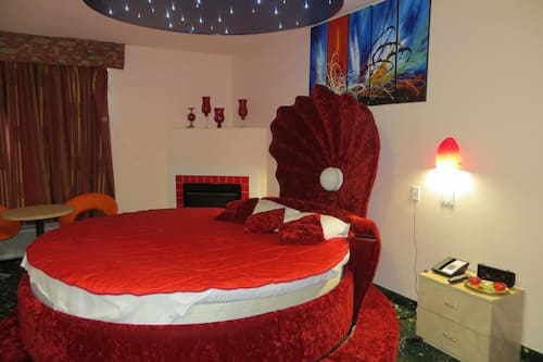 Standard Room, 1 King Bed, Jetted Tub