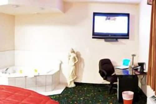 Chambre Standard, 1 très grand lit, baignoire à jets | Aire de séjour | Téléviseur au plasma de 50 po avec télévision par câble, téléviseur