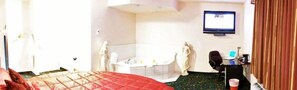 Standard Room, 1 King Bed, Jetted Tub | Living area