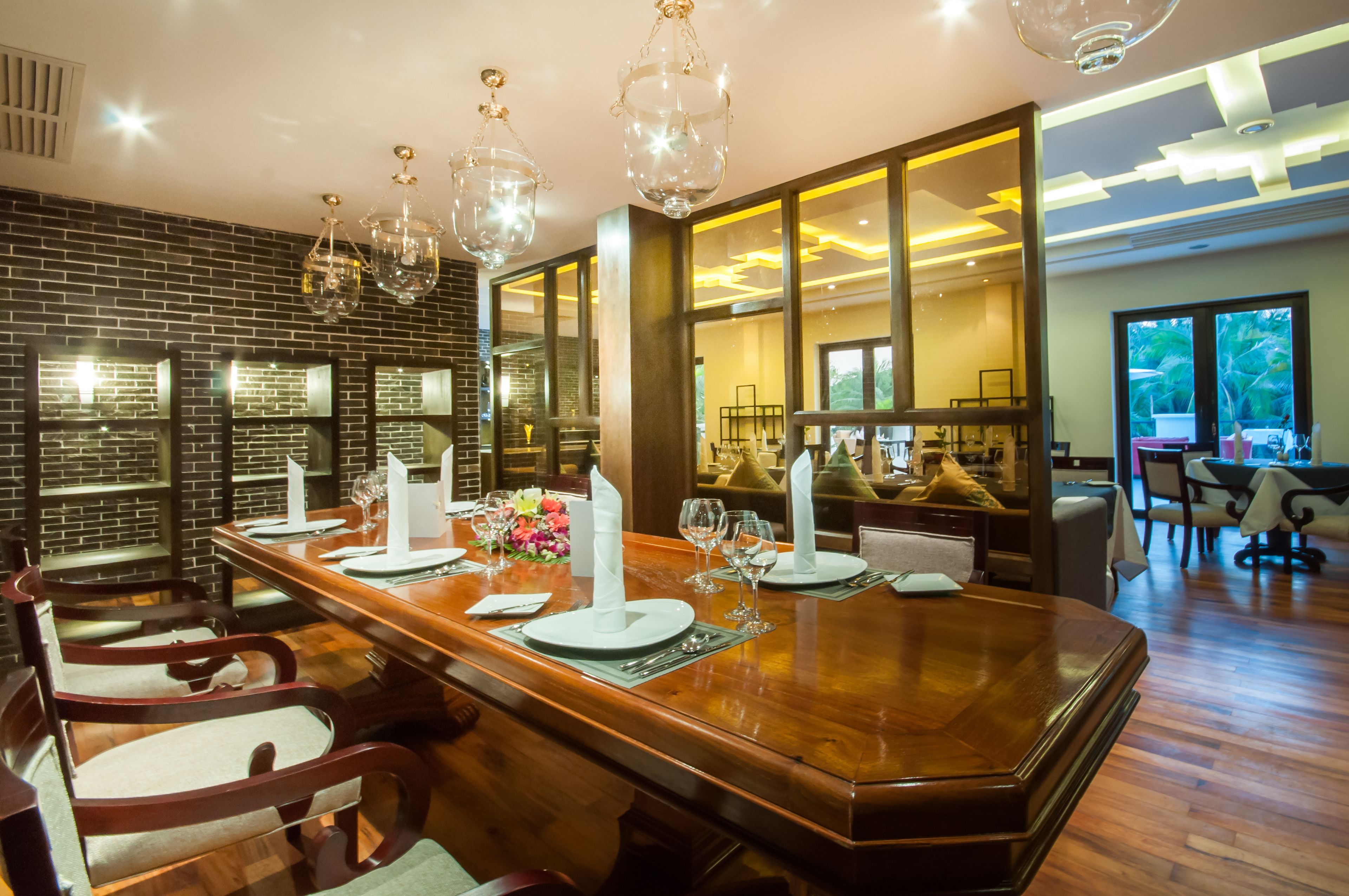 3 restaurants, breakfast served