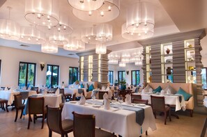 3 restaurants; breakfast and lunch served - Lotus Blanc Resort (Siem Reap)