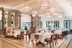 3 restaurantes, se sirve desayuno 