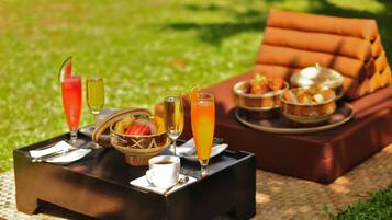 3 restaurants, serveren ontbijt