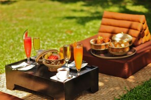 3 restaurants, breakfast served