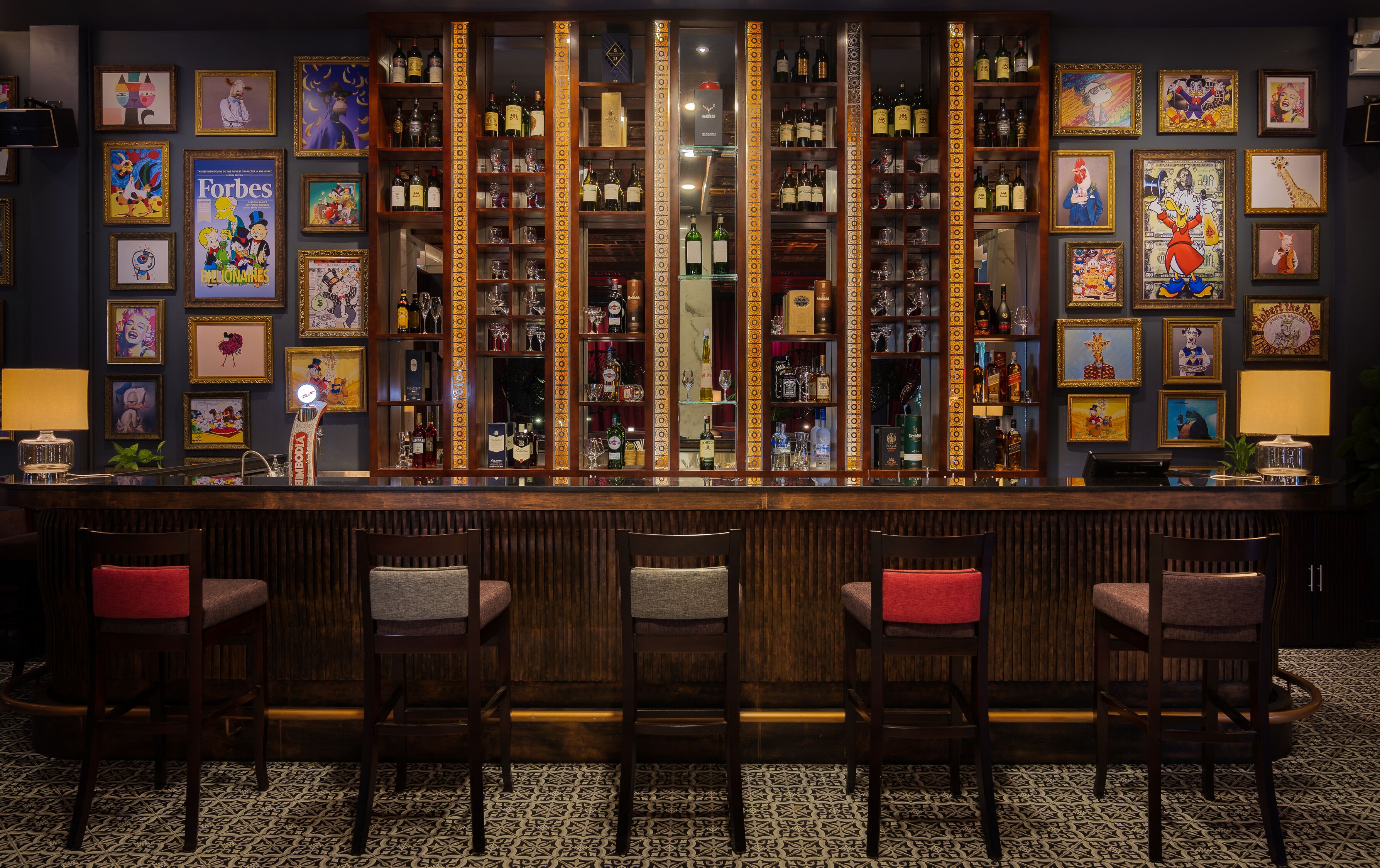2 bars/lounges, cocktail bar
