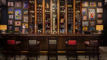 2 bars/lounges, cocktail bar