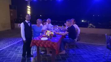 2 restaurants, breakfast served