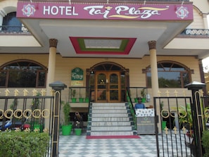 Property entrance - Hotel Taj Plaza (Agra)