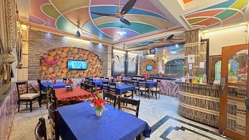 2 restaurants, serveren ontbijt