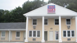 A USA Inn & Suites building with a symmetrical facade, multiple windows, and a central entrance. - USA Inn and Suites Morgantown (Morgantown)
