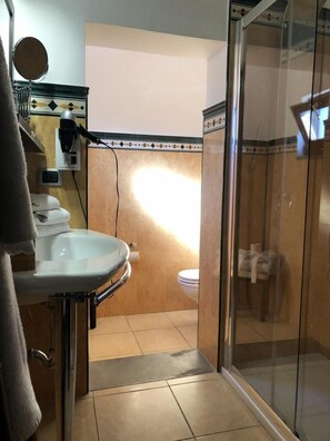 Douche, sĂšche-cheveux