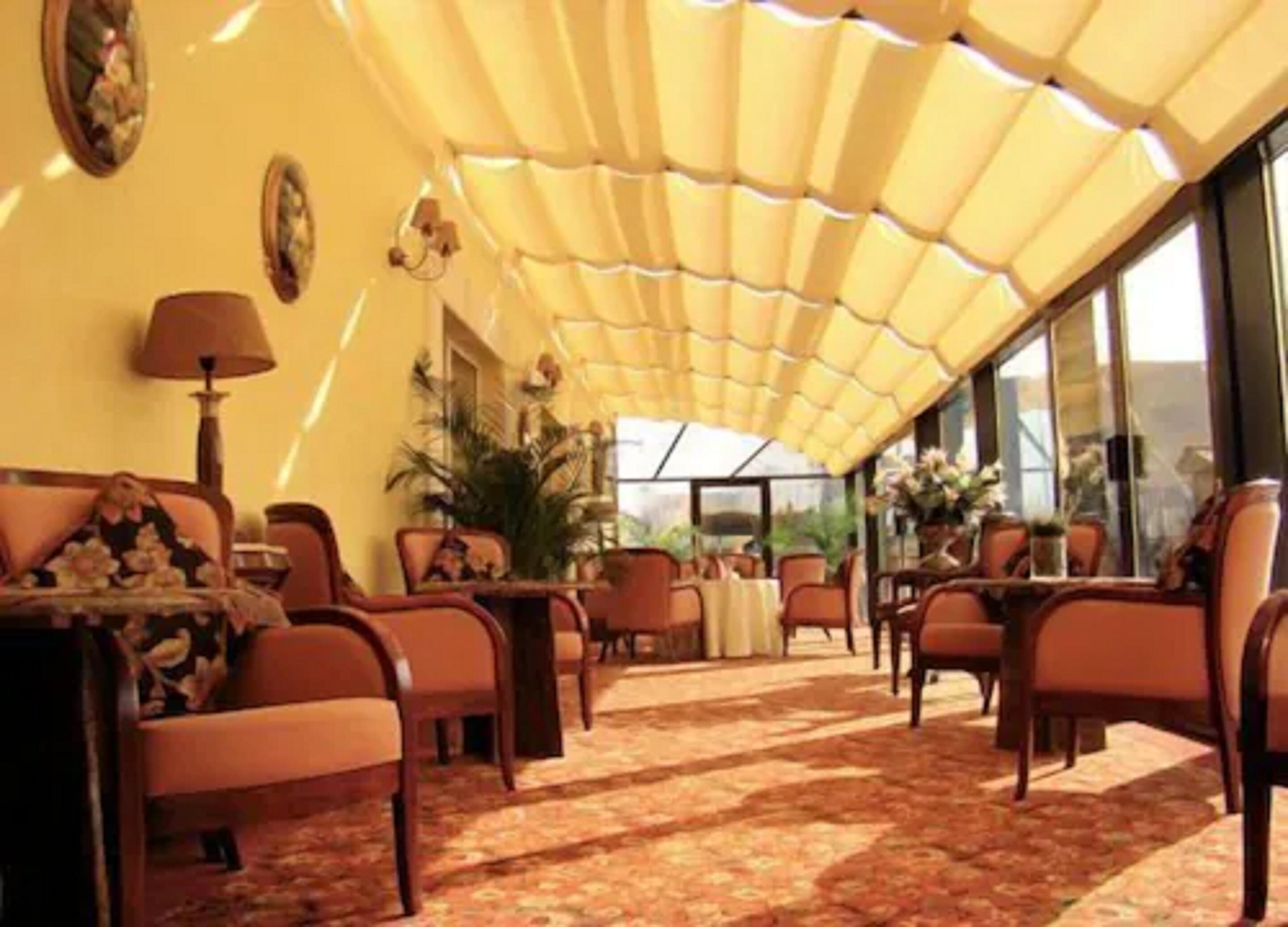 2 bars/lounges, swim-up bar, poolside bar