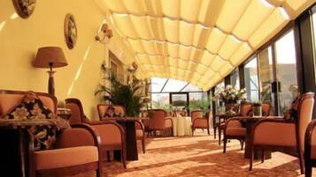 2 bars/lounges, swim-up bar, poolside bar