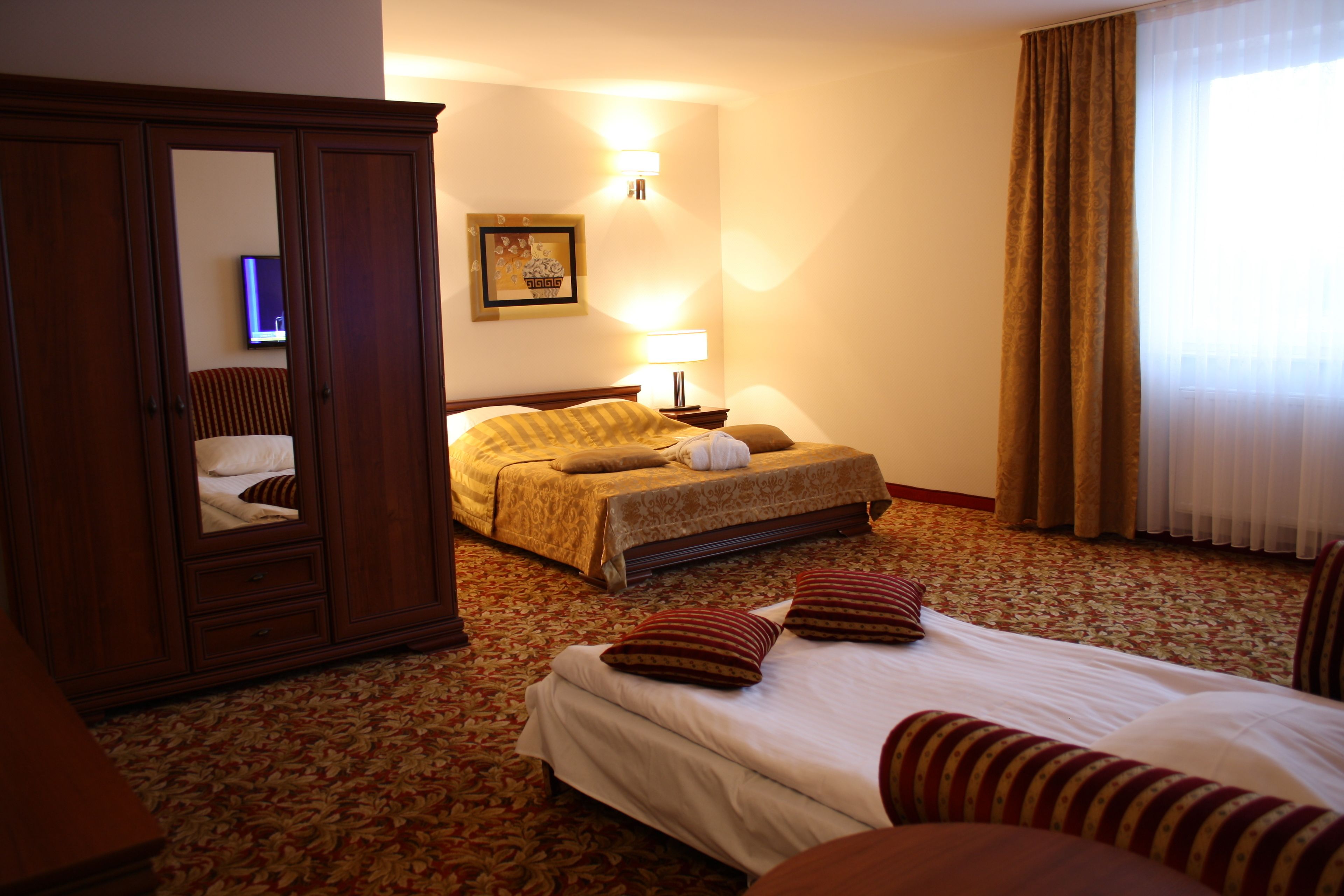 family room | hypo-allergenic bedding, in-room safe, individually decorated