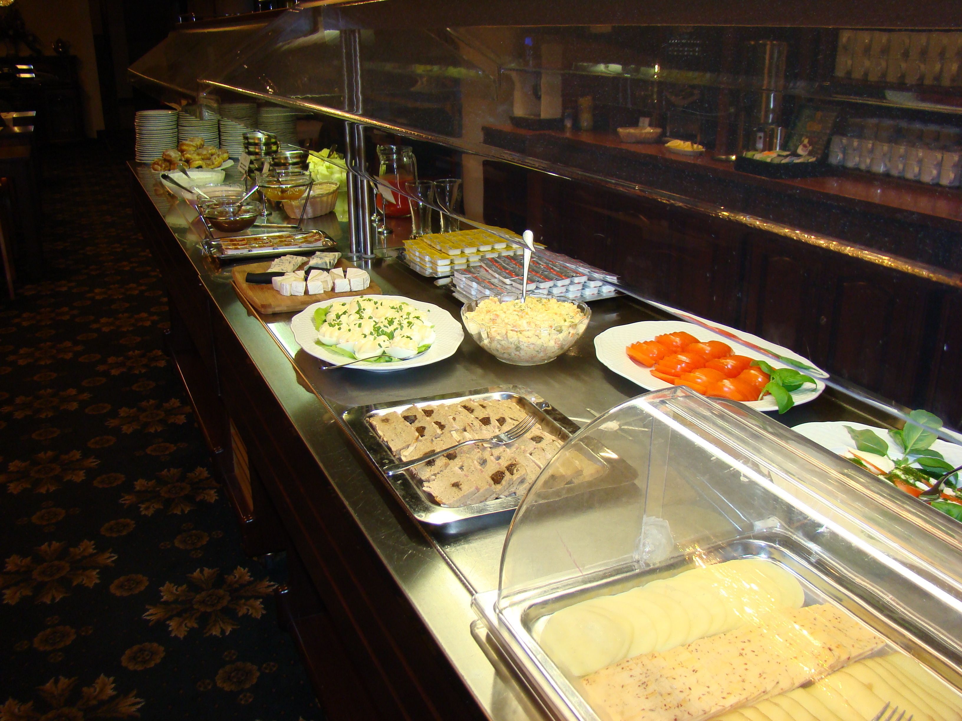 daily buffet breakfast (pln 55 per person)