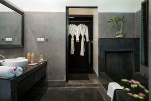 Separate bathtub and shower, deep-soaking bathtub, rainfall showerhead