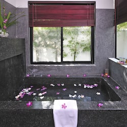 Deep-soaking bathtub