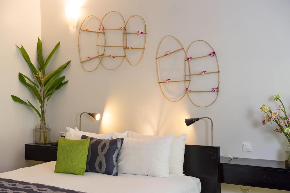 Temple Villa | เครื่องนอนระดับพรีเมียม, มินิบาร์, ตู้นิรภัยในห้องพัก, โต๊ะทำงาน