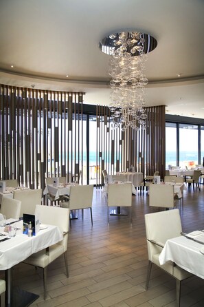 3 restaurants servant le déjeuner, spécialités Cuisine méditerranéenne