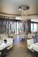 3 間餐廳；供應午餐、晚餐；地中海菜