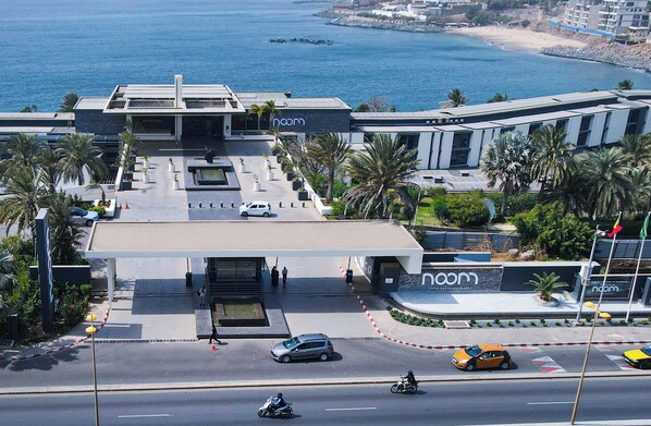 Vista frontal de la propiedad