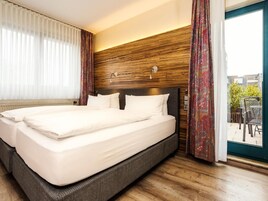Quarto casal conforto | Roupas de cama antialérgicas, escrivaninha, cortinas blackout