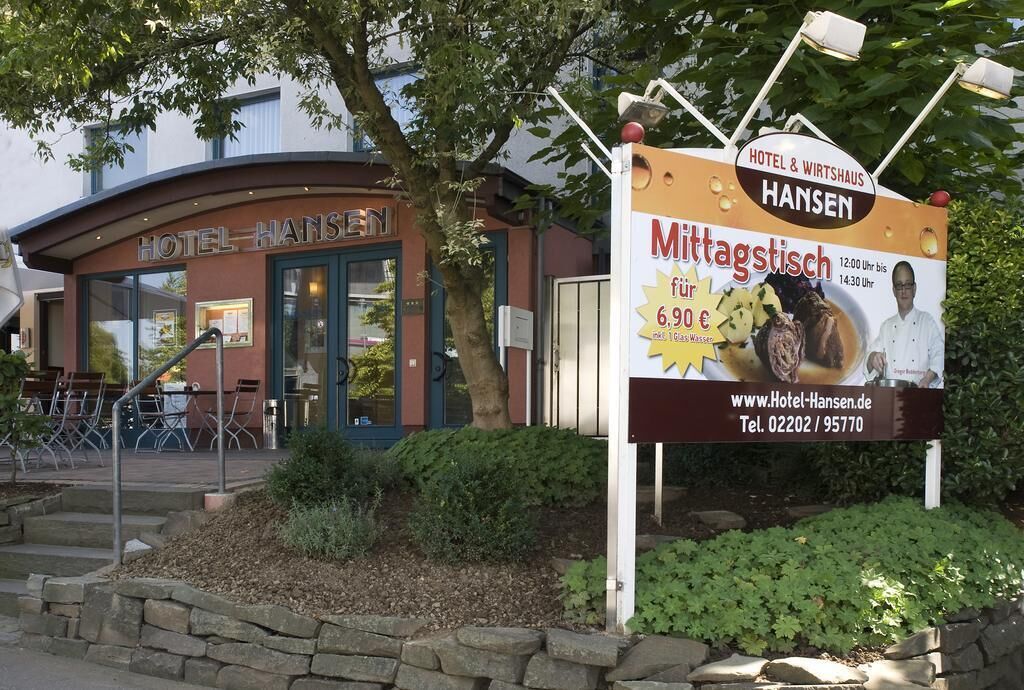 Ein Hotelschild mit einer Speisekarte und Angaben zum Hotelnamen, zur Webseite und zur Telefonnummer.