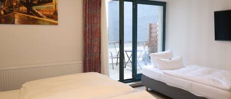 Ropa de cama hipoalergénica, escritorio y cortinas blackout