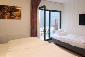 Habitació triple Comfort | Roba de llit hipoal·lergògena, escriptori i cortines opaques 