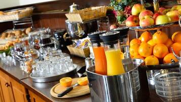 Buffet breakfast for a fee on weekdays