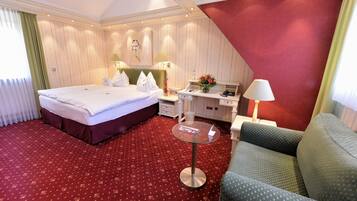 Double Room | Hypo-allergenic bedding, pillow-top beds, in-room safe