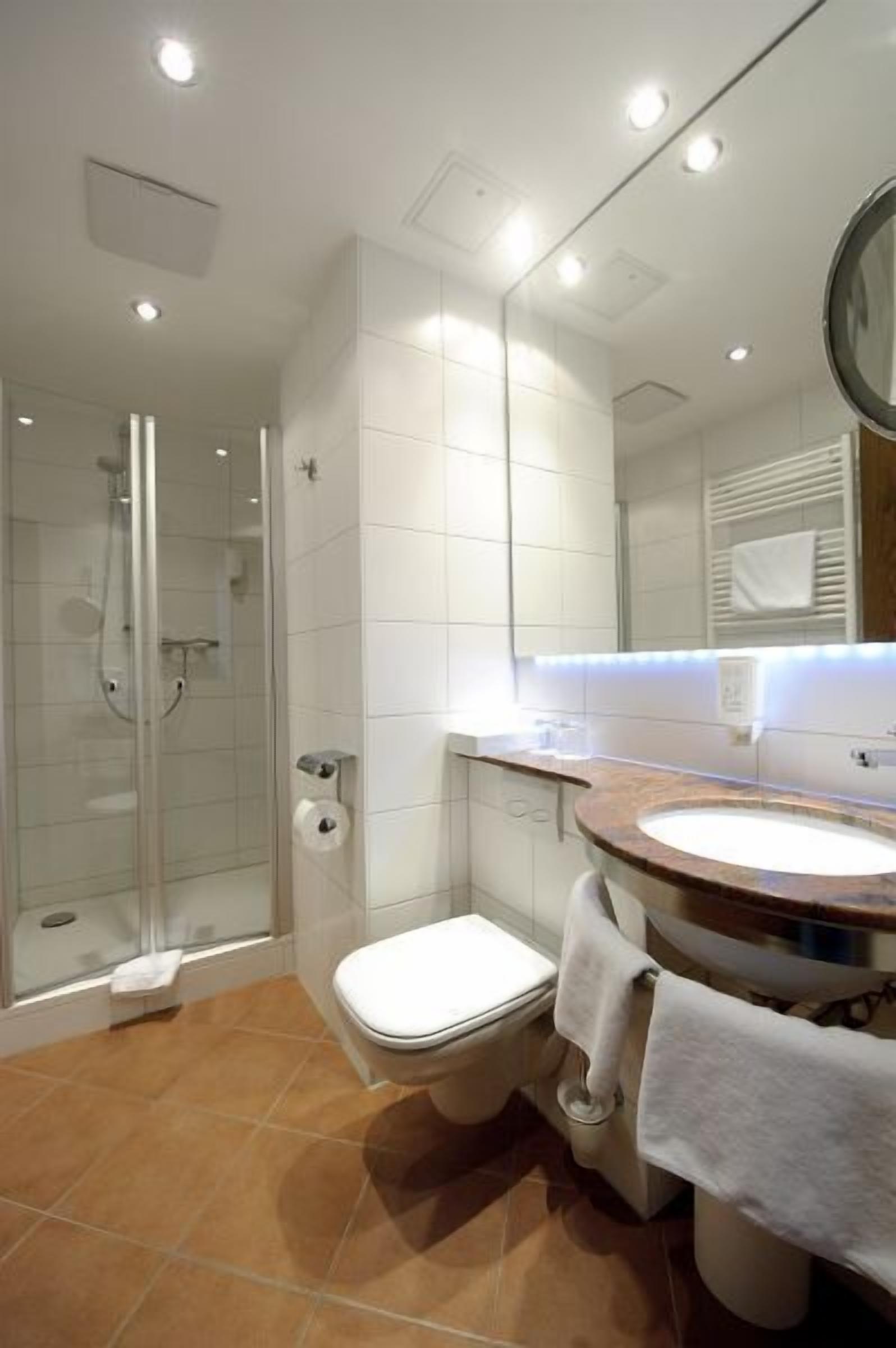 Dusche, kostenlose Toilettenartikel, Haartrockner, Hausschuhe