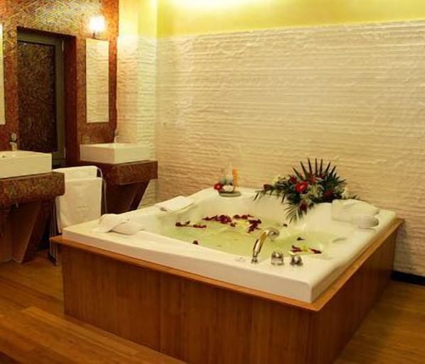 Indoor spa tub - Hotel Delpack (Timisoara)