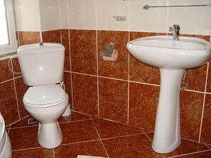 Camera con letto matrimoniale o 2 letti singoli | Bagno | Asciugacapelli, asciugamani