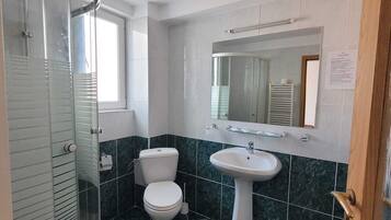 Secador de pelo y toallas